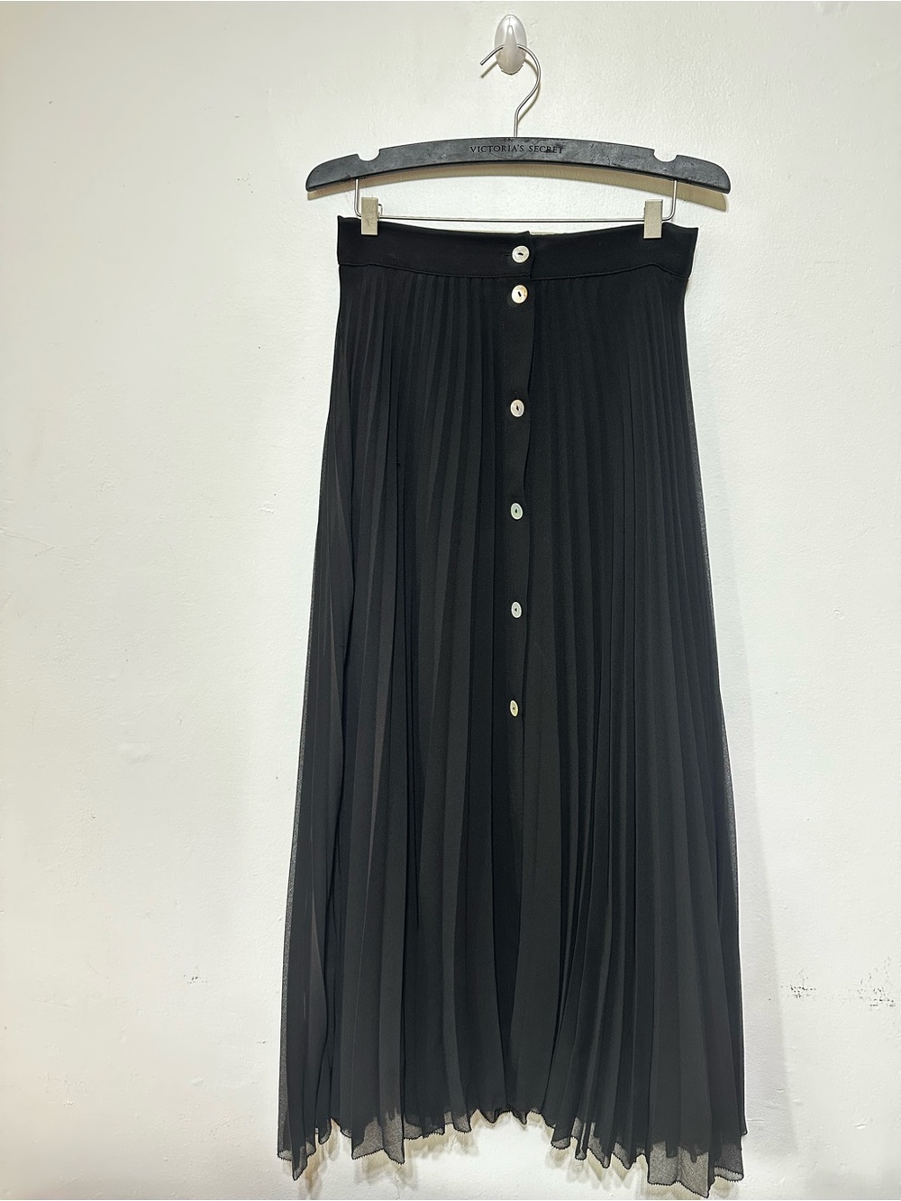 Wilfred Black Pleated Button-Front Midi Skirt with Contrast Buttons